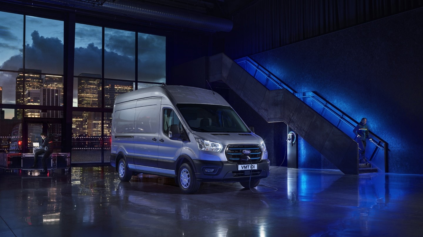 ford e transit Shot_07_V363_ETransit_Front_7_8_Depot_Charge_Static_16x9