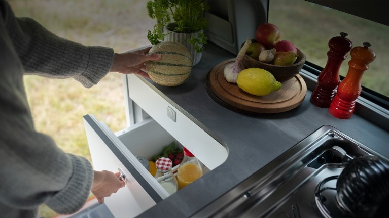 ford eu transit_custom_Nugget_15_Drawer_fridge_848_3_V2_2160x1215_faso